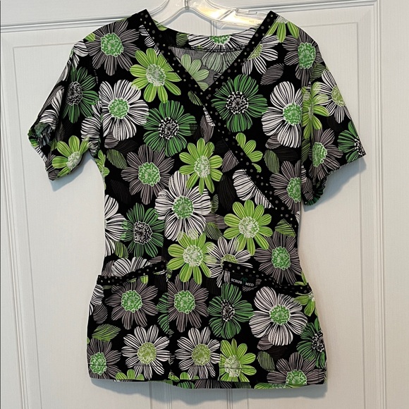 Green and Black Patterned Scrub Top - Picture 1 of 2